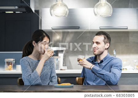 敬酒用啤酒的年輕人和婦女 敬酒用啤酒的年輕人和婦女 68303805