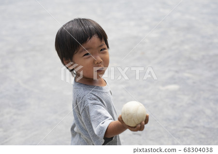 棒球和嬰兒（投擲球） 68304038