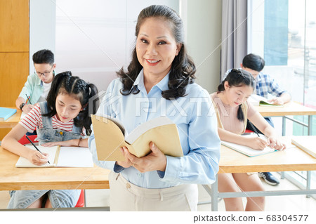 Teacher reading for students Teacher reading for students 68304577