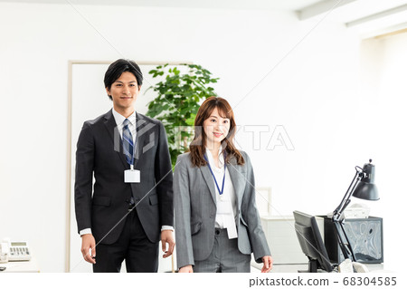 男性和女性員工在辦公室散步 男性和女性員工在辦公室散步 68304585
