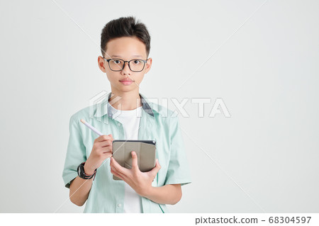 Kid drawing on tablet Kid drawing on tablet 68304597