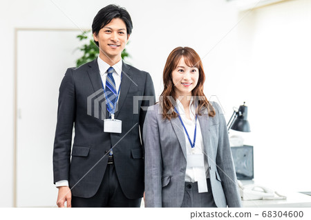 男性和女性員工在辦公室散步 男性和女性員工在辦公室散步 68304600