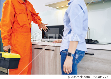 Repairman checking mircrowave 68304773