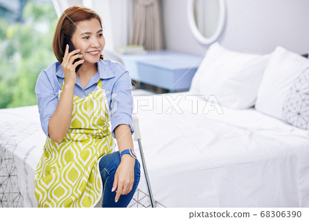 Housewife talking on phone Housewife talking on phone 68306390
