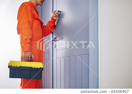 Handyman knocking on door Handyman knocking on door 68306467