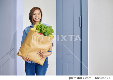 Housewife with fresh groceries 68306475