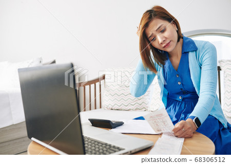 Housewife checking bills Housewife checking bills 68306512
