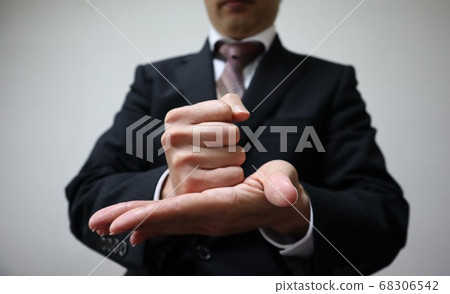 一個好姿勢的商人的特寫鏡頭 68306542