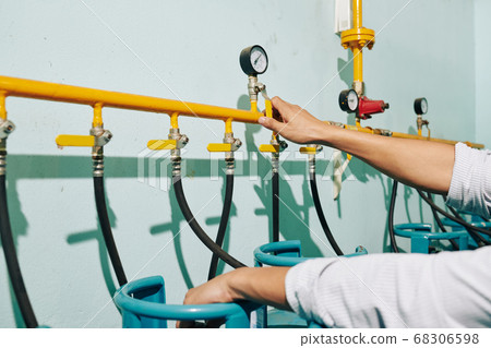 Checking gas pipes Checking gas pipes 68306598