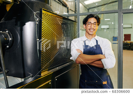 Confident smiling barista Confident smiling barista 68306600