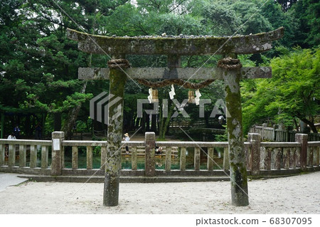 山口縣礦山市明吉町別府弁天神社別府弁天池和鳥居 照片素材 圖片 圖庫