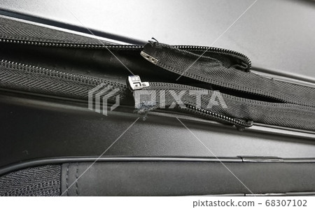 行李箱拉鍊撕裂 68307102