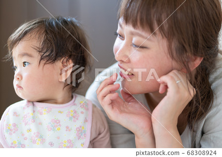 媽媽抱著嬰兒 68308924