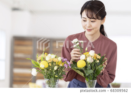 A young woman who lives a flower 68309562