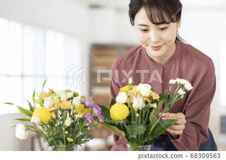 A young woman who lives a flower A young woman who lives a flower 68309563