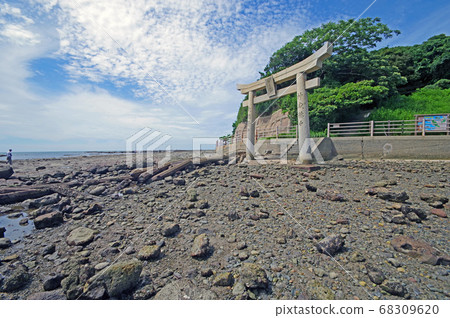 在蘆屋町日比木那田伸出的卡里奧角上條寺和鳥居 在蘆屋町日比木那田伸出的卡里奧角上條寺和鳥居 68309620