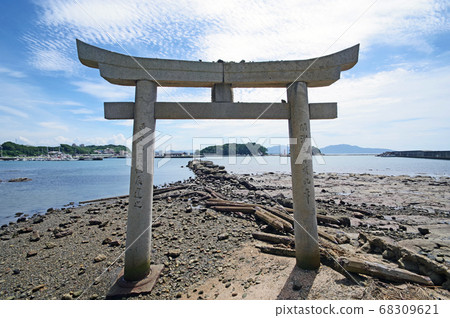 在蘆屋町日比木那田伸出的卡里奧角上條寺和鳥居 在蘆屋町日比木那田伸出的卡里奧角上條寺和鳥居 68309621