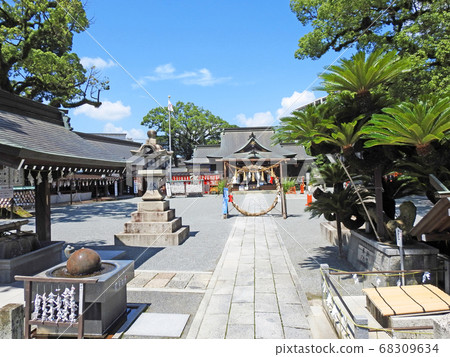 在行橋市Shohachiman神社舉行的Kaya-no-ring神社為無病災難祈禱 在行橋市Shohachiman神社舉行的Kaya-no-ring神社為無病災難祈禱 68309634