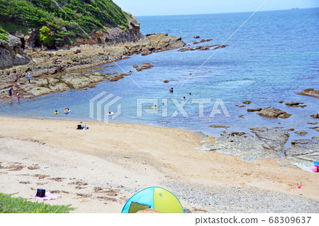蔚藍的大海和天空夏季休閒活動是沙灘遊戲和游泳 蔚藍的大海和天空夏季休閒活動是沙灘遊戲和游泳 68309637