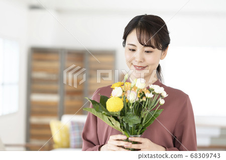 有花的一個少婦 68309743