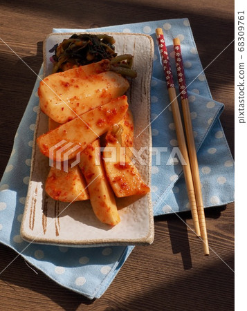 韓國傳統食品新鮮蘿蔔泡菜 韓國傳統食品新鮮蘿蔔泡菜 68309761