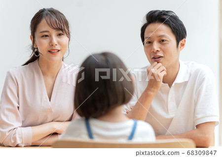 父母和孩子在客廳裡舉行家庭會議 父母和孩子在客廳裡舉行家庭會議 68309847