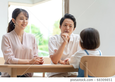 父母和孩子在客廳裡舉行家庭會議 父母和孩子在客廳裡舉行家庭會議 68309851