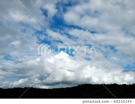 藍天,白雲和山脈 藍天,白雲和山脈 68310145