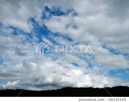 藍天,白雲和山脈 藍天,白雲和山脈 68310149