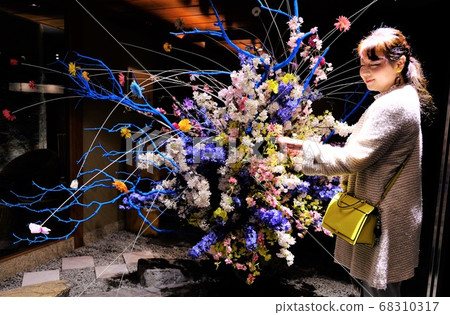 Japanese women who love ikebana 68310317