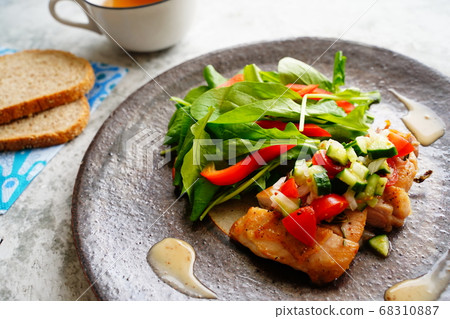 Ravigot sauce for grilled chicken Ravigot sauce for grilled chicken 68310887