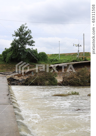 The river collapsed due to rain damage. Typhoon, non-damage, restoration work is in progress. The river collapsed due to rain damage. Typhoon, non-damage, restoration work is in progress. 68311508