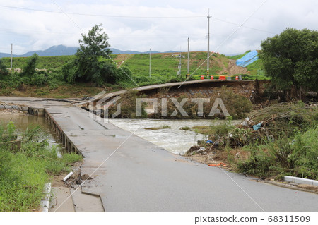 這條河因雨水破壞而倒塌了。颱風，無損，恢復工作正在進行中。 68311509