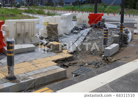 這條河因雨水破壞而倒塌了。颱風，無損，恢復工作正在進行中。 68311510