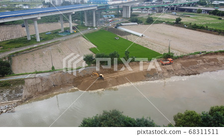 這條河因雨水破壞而倒塌了。颱風，無損，恢復工作正在進行中。 68311511