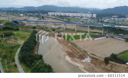這條河因雨水破壞而倒塌了。颱風,無損,恢復工作正在進行中。 這條河因雨水破壞而倒塌了。颱風,無損,恢復工作正在進行中。 68311514