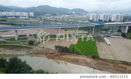 這條河因雨水破壞而倒塌了。颱風，無損，恢復工作正在進行中。 68311515