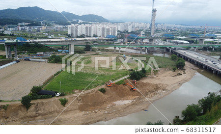 這條河因雨水破壞而倒塌了。颱風，無損，恢復工作正在進行中。 68311517