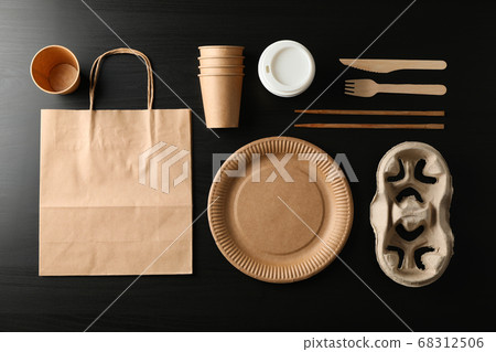 Flat lay with eco - friendly tableware on black 68312506