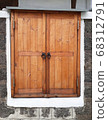 The windows of the old building are different. 68312791