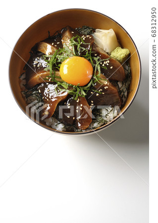 Pickled bonito with chopped seaweed, large leaves, gari, wasabi and egg yolk on the center (white background, bird's eye view) Pickled bonito with chopped seaweed, large leaves, gari, wasabi and egg yolk on the center (white background, bird's eye view) 68312950