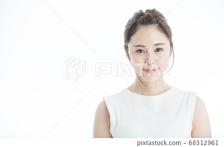 Sweaty woman in training Sweaty woman in training 68312961