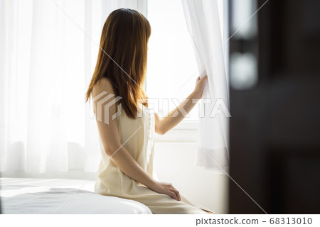 Young woman relaxing to wake up 68313010