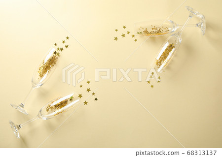 Champagne glasses with glitter on beige 68313137