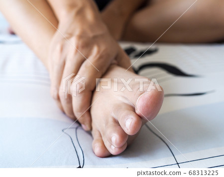 Symptom foot pain and numbness in feet of adult 68313225
