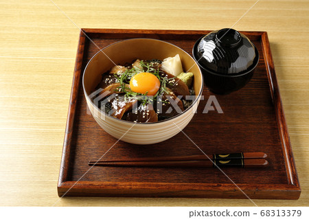 醃魚飯碗,切碎的海藻,大葉子,加里,芥末和蛋黃放在中心,湯 醃魚飯碗,切碎的海藻,大葉子,加里,芥末和蛋黃放在中心,湯 68313379