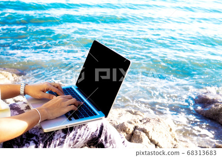 Business women working with laptop computer 68313683