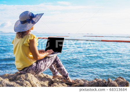 Business woman uses a laptop computer to working 68313684