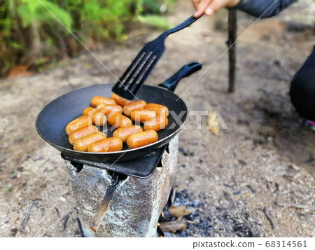 Outdoor camp fire and cooking Outdoor camp fire and cooking 68314561