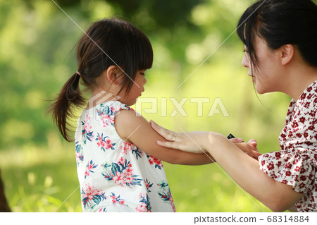 Parents and children who apply sunscreen 68314884
